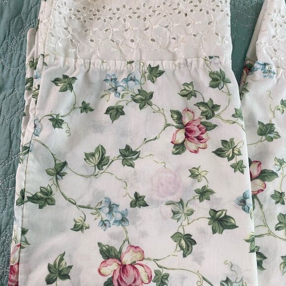 Floral Lace Trim Pillowcases - Picture 2 of 5